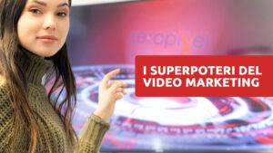 I SUPERpoteri del video marketing, ragazza indica il titolo