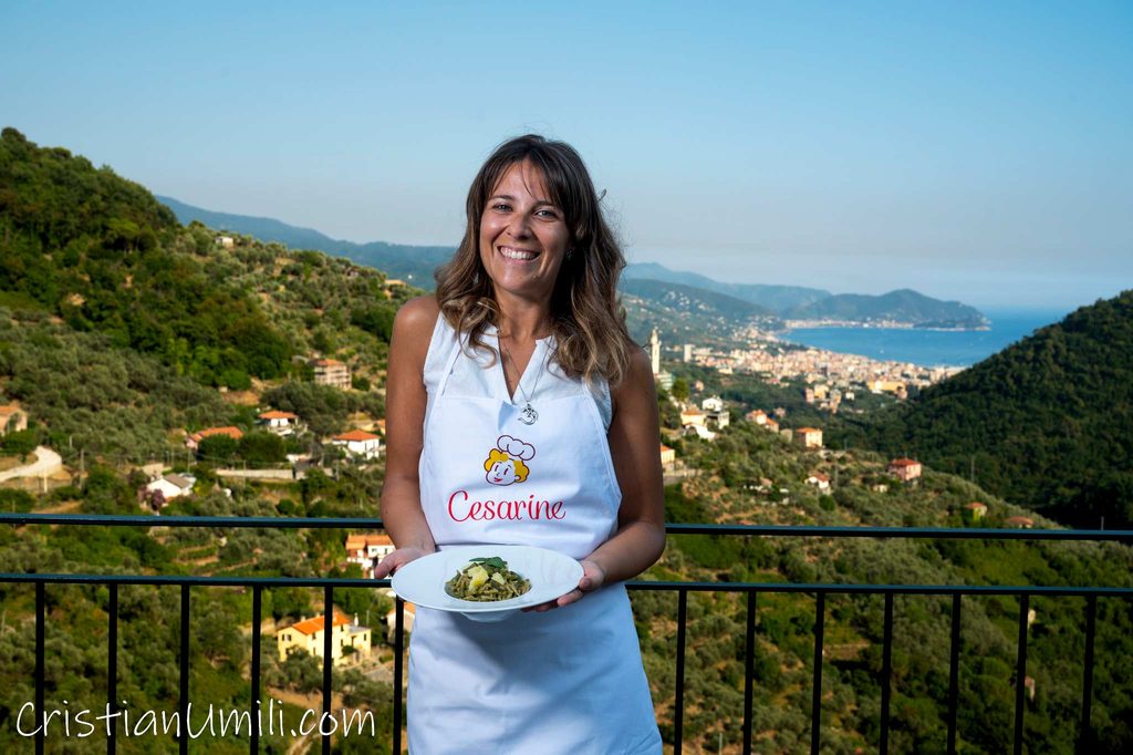 Fotografia ragazza con piatto pasta al pesto