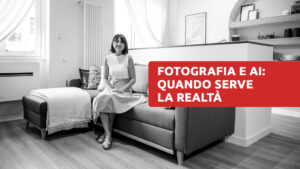Ragazza seduta sul divano