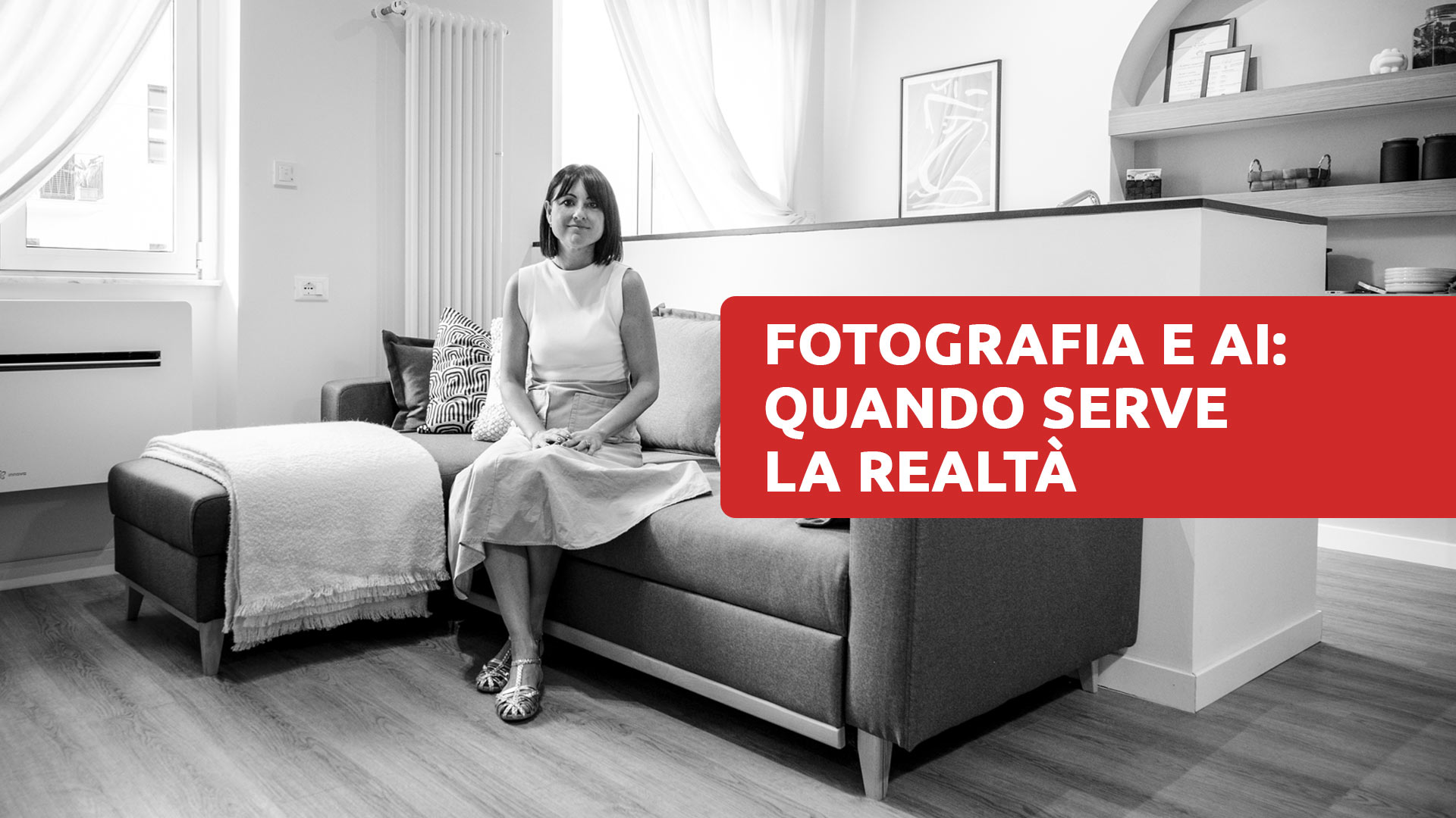 Ragazza seduta sul divano